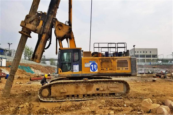 一臺(tái)中小型旋挖機(jī)，價(jià)格到底有多大差別.jpg