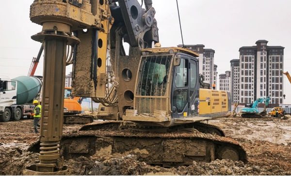深圳大樁、深樁施工，徐工大噸位旋挖機(jī)展風(fēng)采.jpg