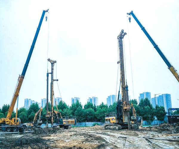 徐工旋挖鉆機(jī)強(qiáng)基固本，為城市煥新.jpg